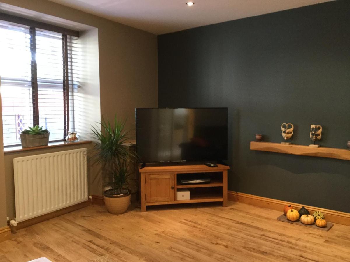 6 Beili Priory Apartment Abergavenny Bagian luar foto