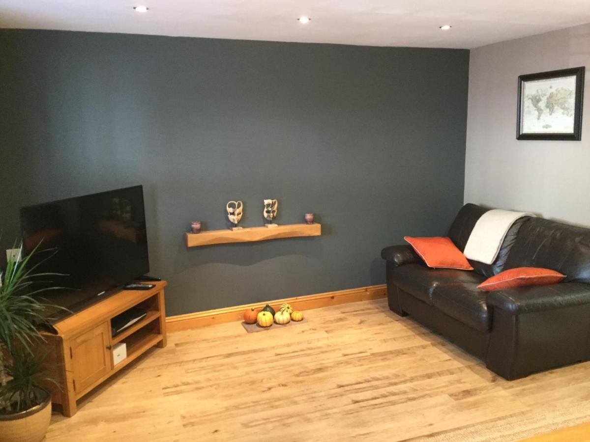 6 Beili Priory Apartment Abergavenny Bagian luar foto