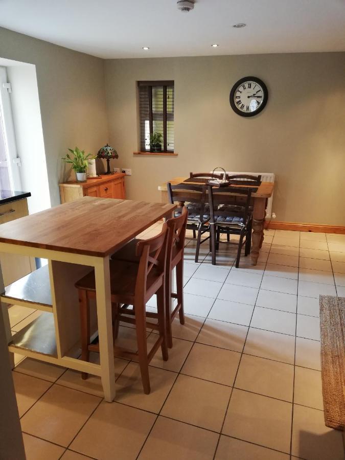6 Beili Priory Apartment Abergavenny Bagian luar foto