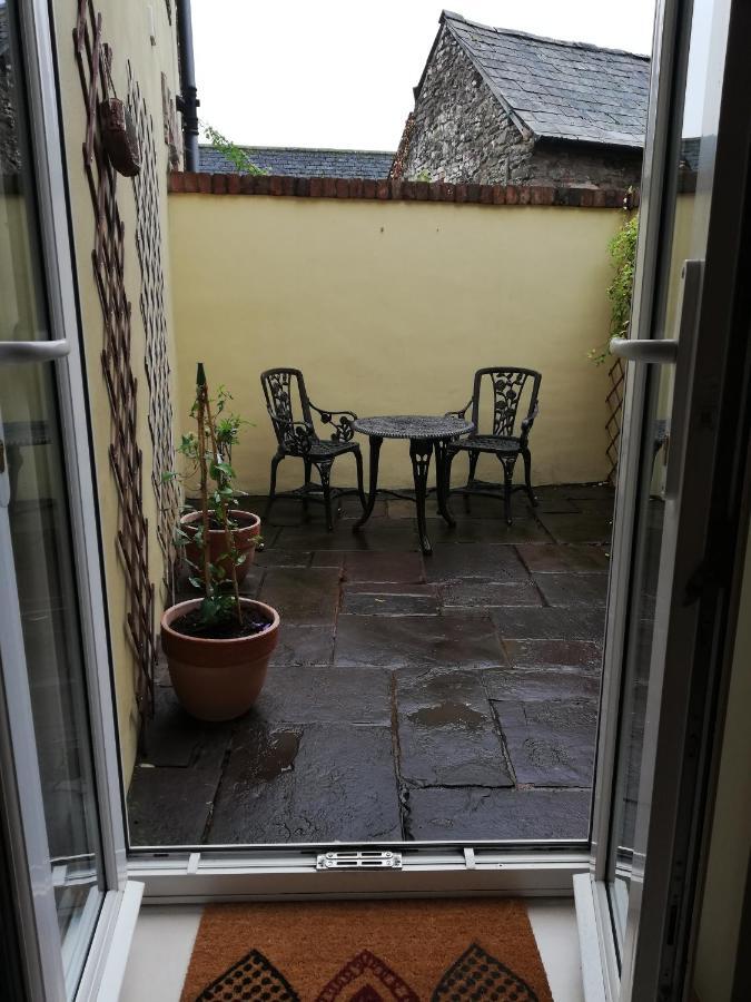 6 Beili Priory Apartment Abergavenny Bagian luar foto