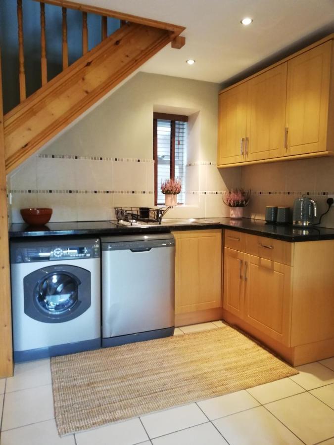 6 Beili Priory Apartment Abergavenny Bagian luar foto